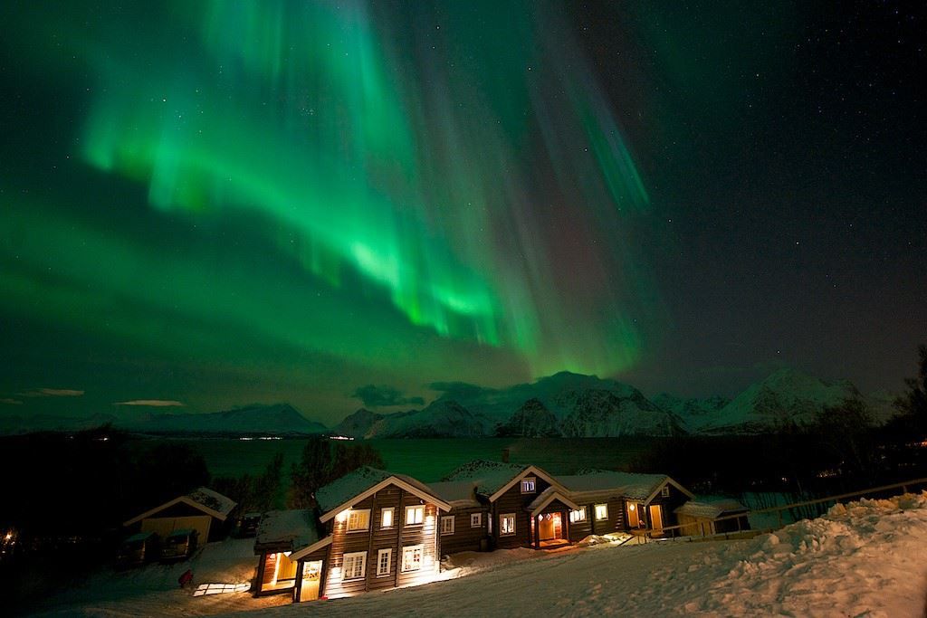 Lodge under the northern lights