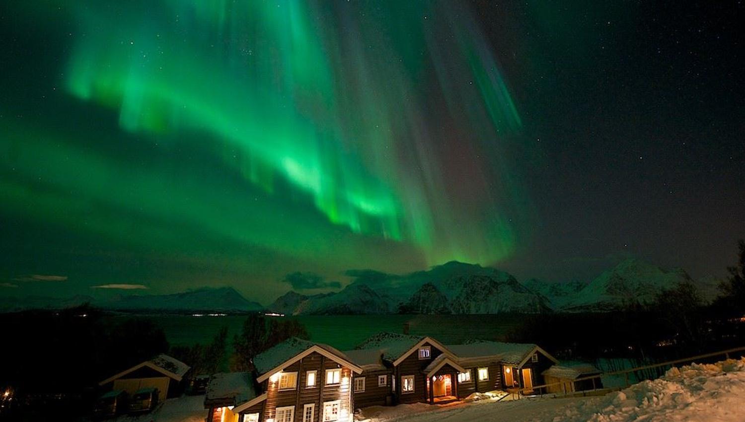 Lodge under the northern lights