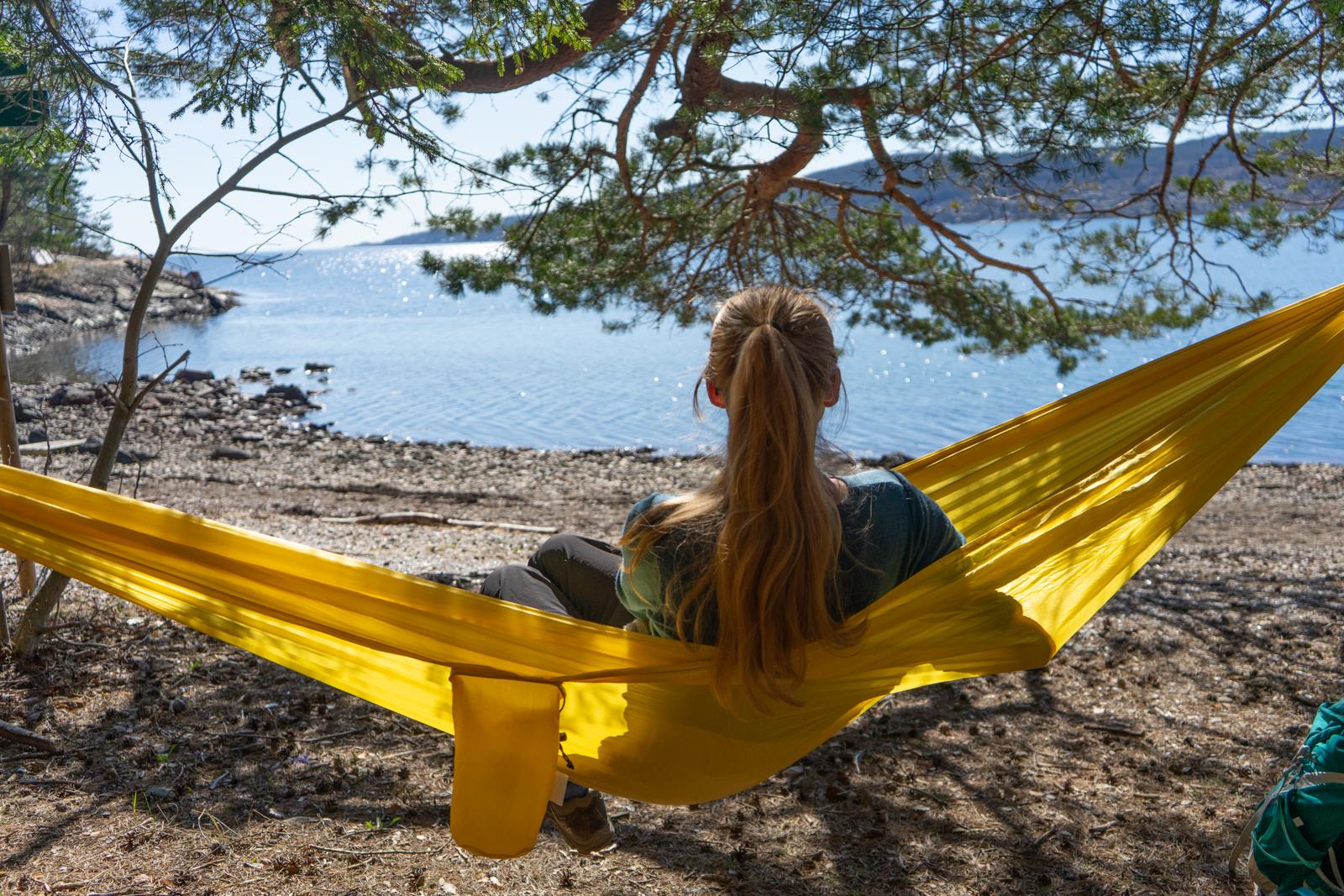 Dame som slapper av i hengekøye i Kjeppestadbukta