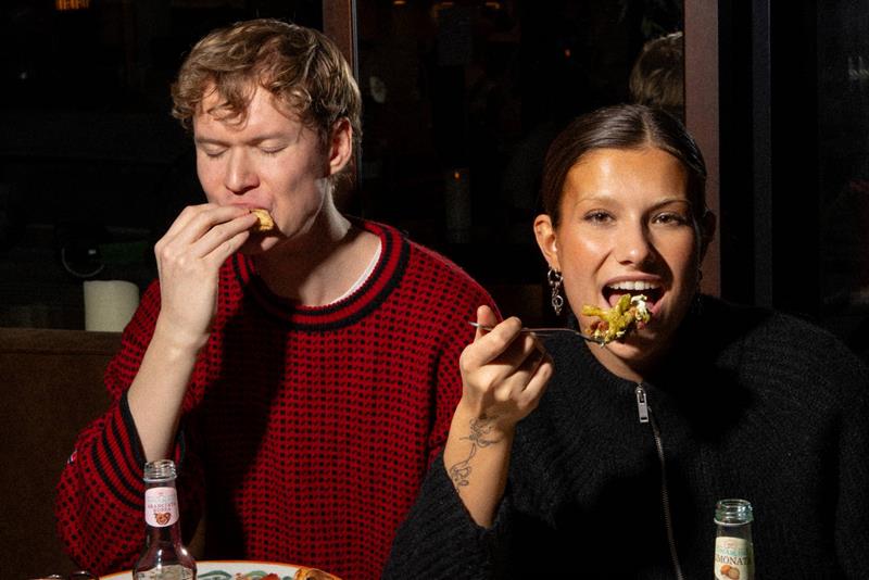 To personer som spiser pizza og pasta