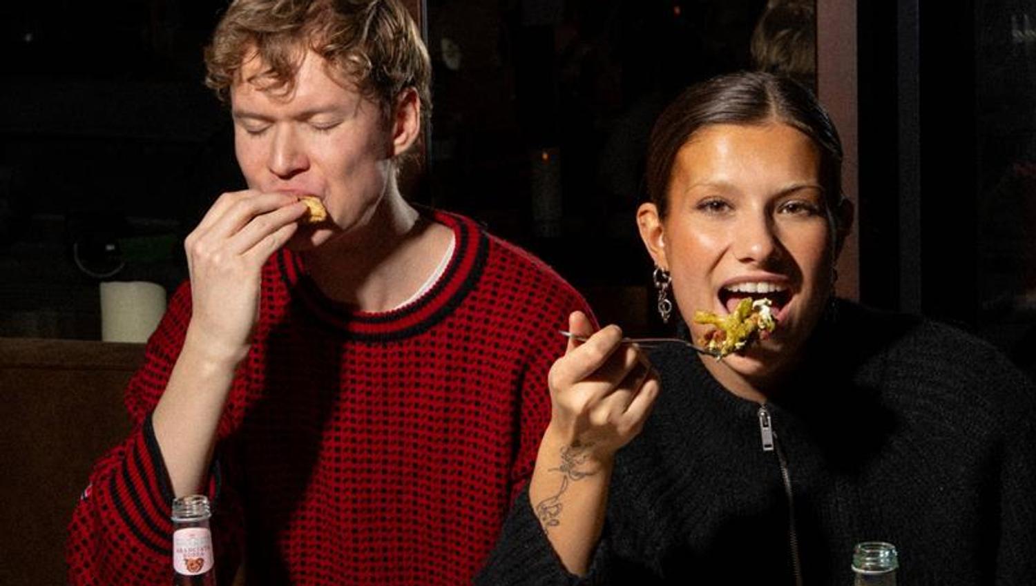 To personer som spiser pizza og pasta