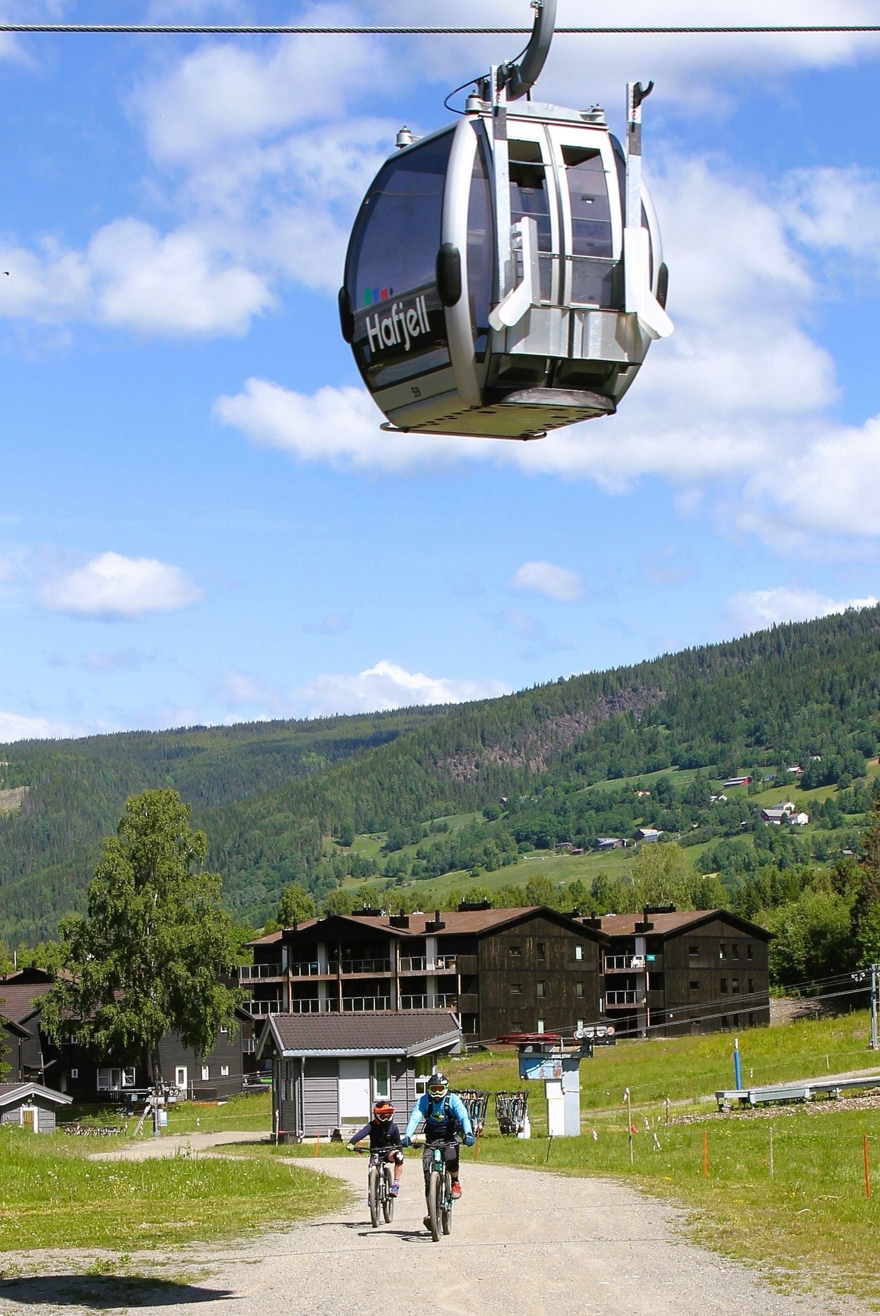 Eine Gondel in der Luft über Hafjell.