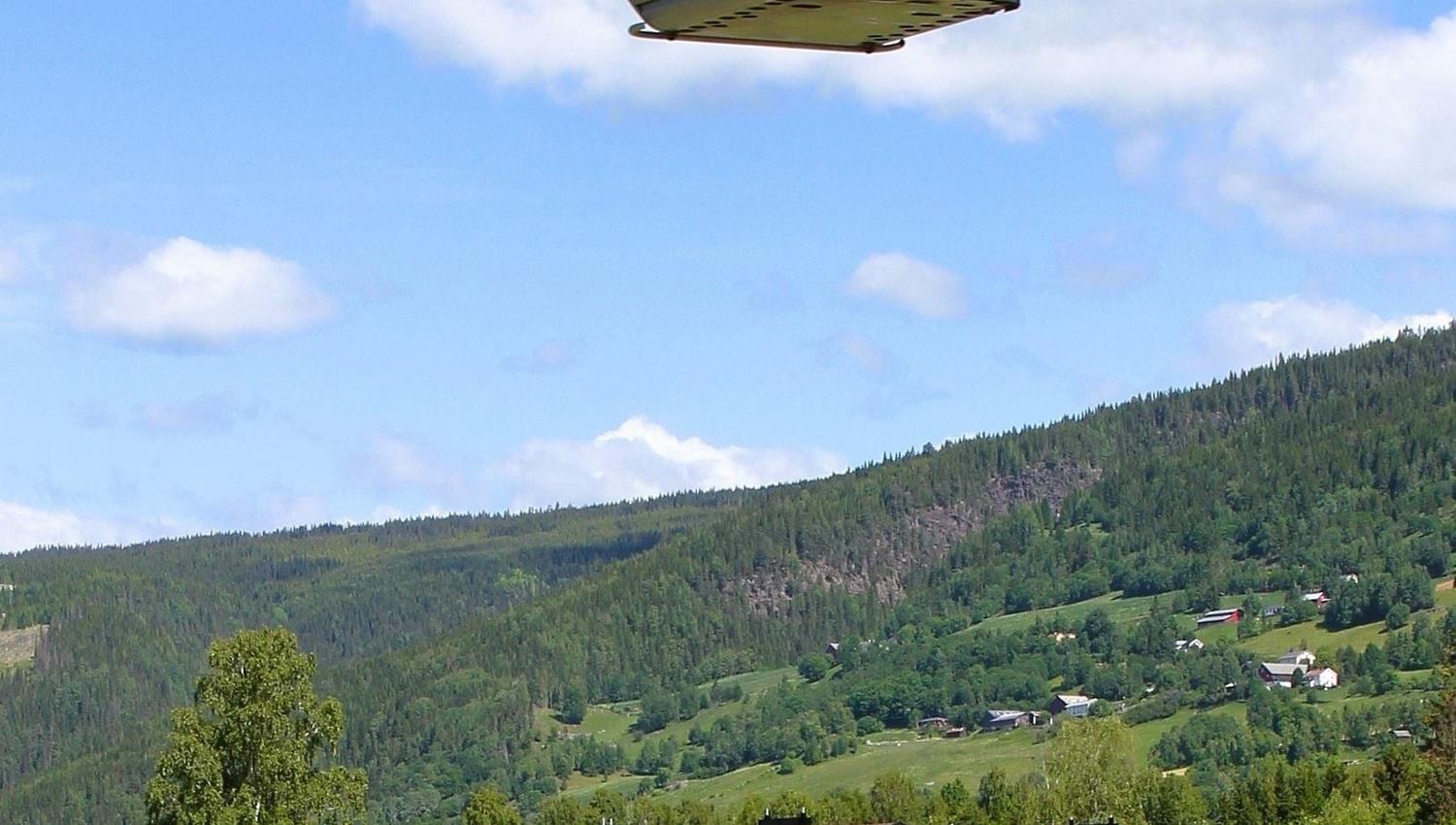 Eine Gondel in der Luft über Hafjell.
