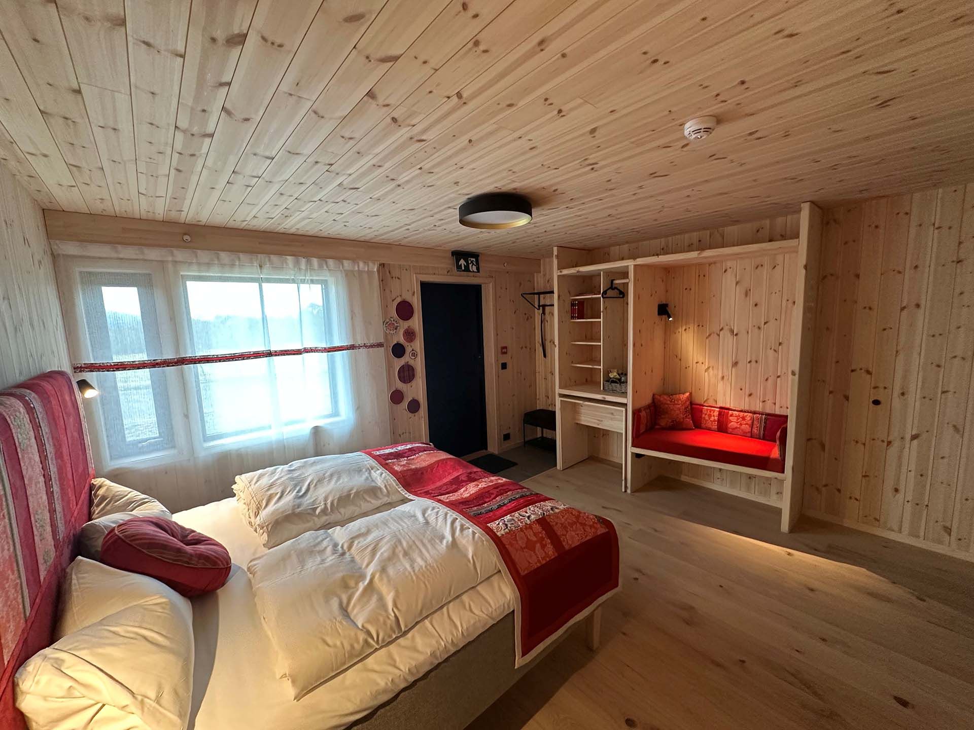 Det røde rommet - interiørdetaljene er inspirert av de vakre folkedraktene du kan se på Bunadburet.