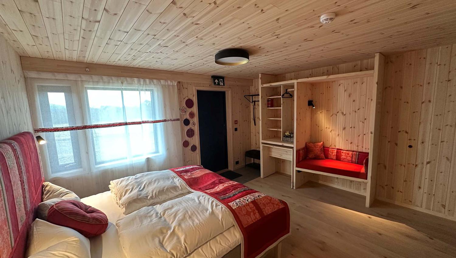 Det røde rommet - interiørdetaljene er inspirert av de vakre folkedraktene du kan se på Bunadburet.