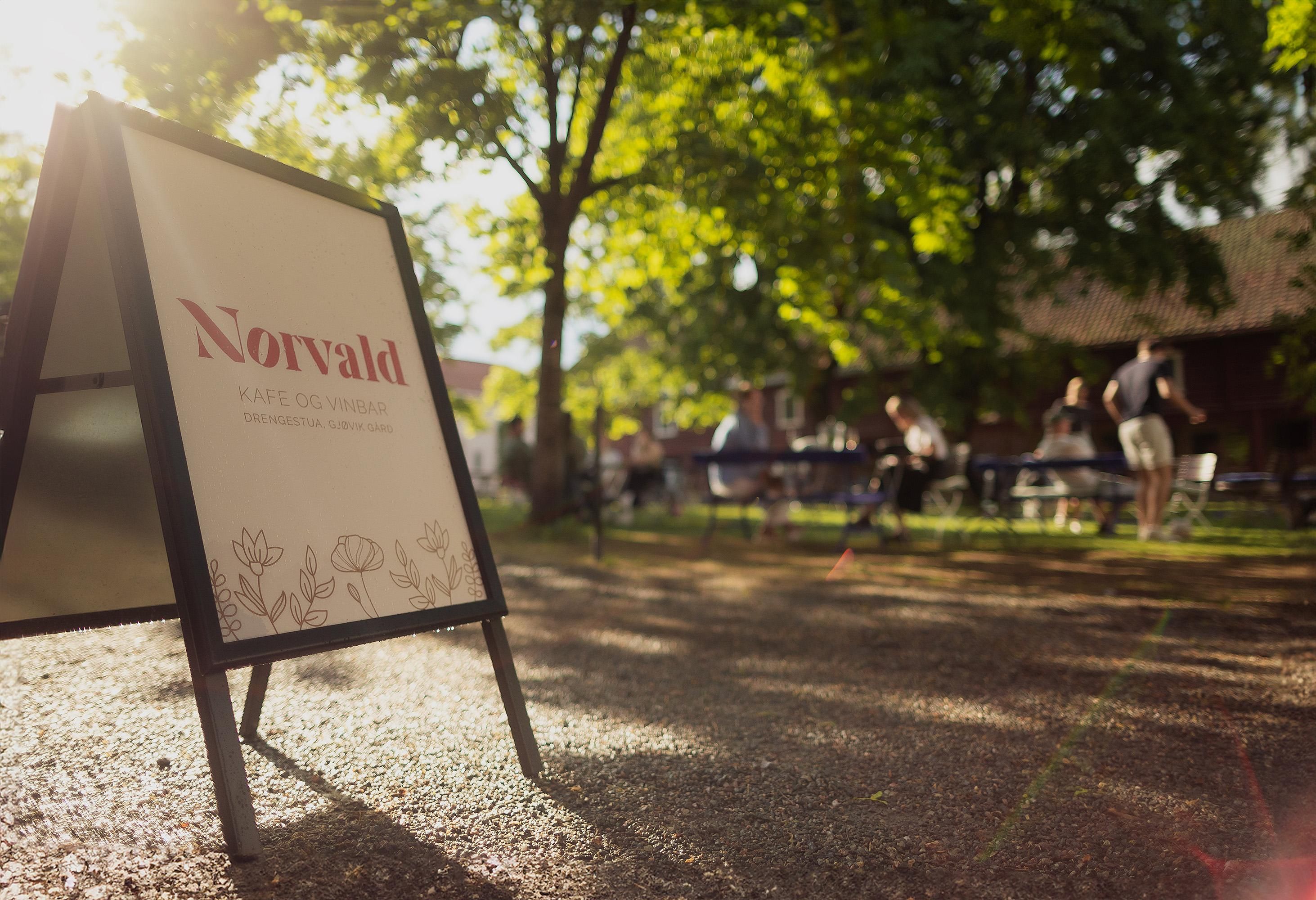 Norvald kafe og vinhus. Plakatbukk utenfor kafeen