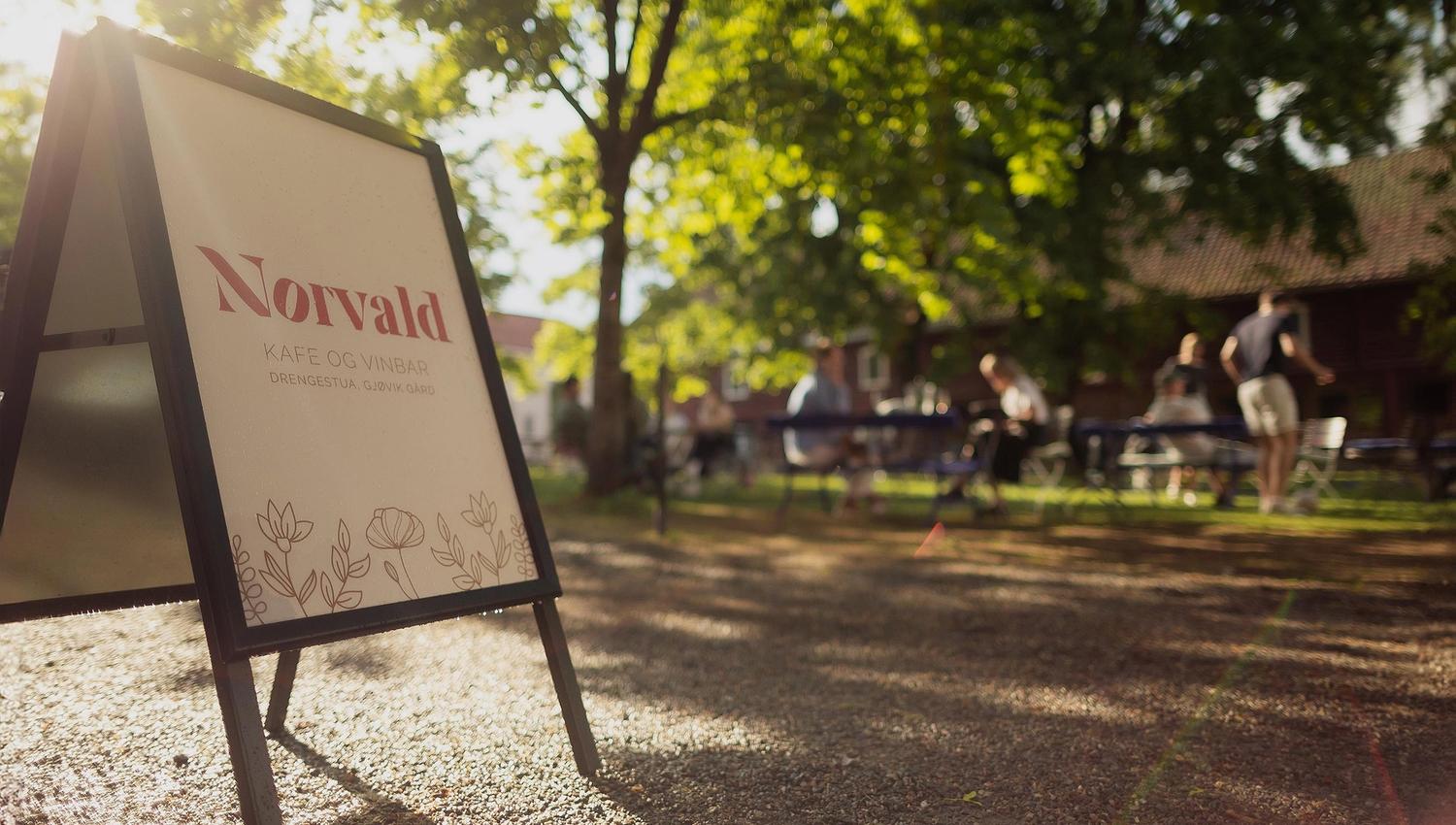Norvald kafe og vinhus. Plakatbukk utenfor kafeen
