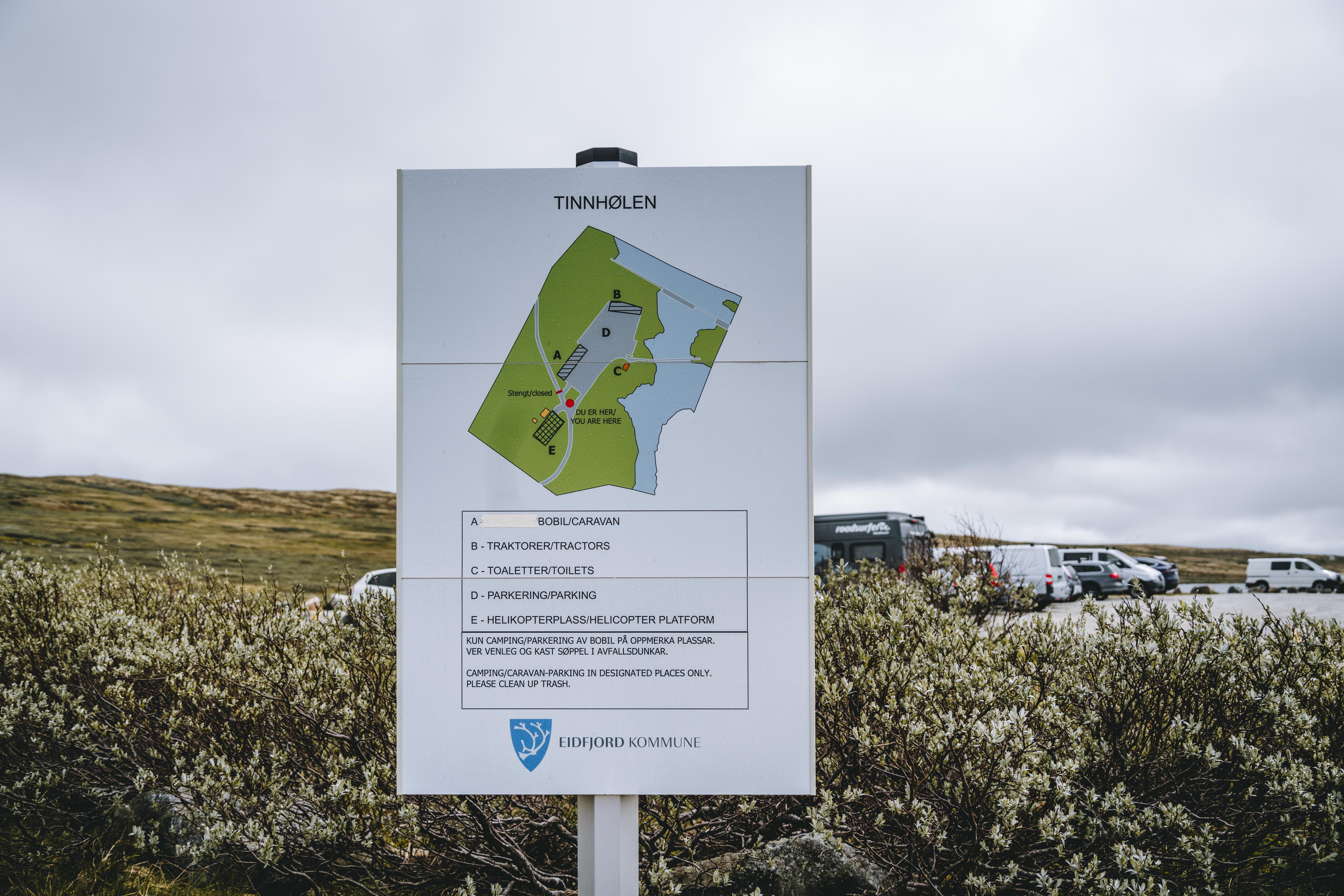 Et skilt med kart over parkeringsplassen ved Tinnhølen.