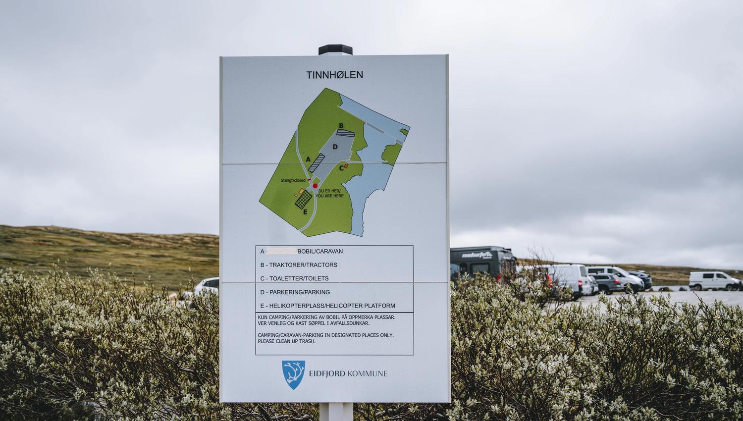 Et skilt med kart over parkeringsplassen ved Tinnhølen.