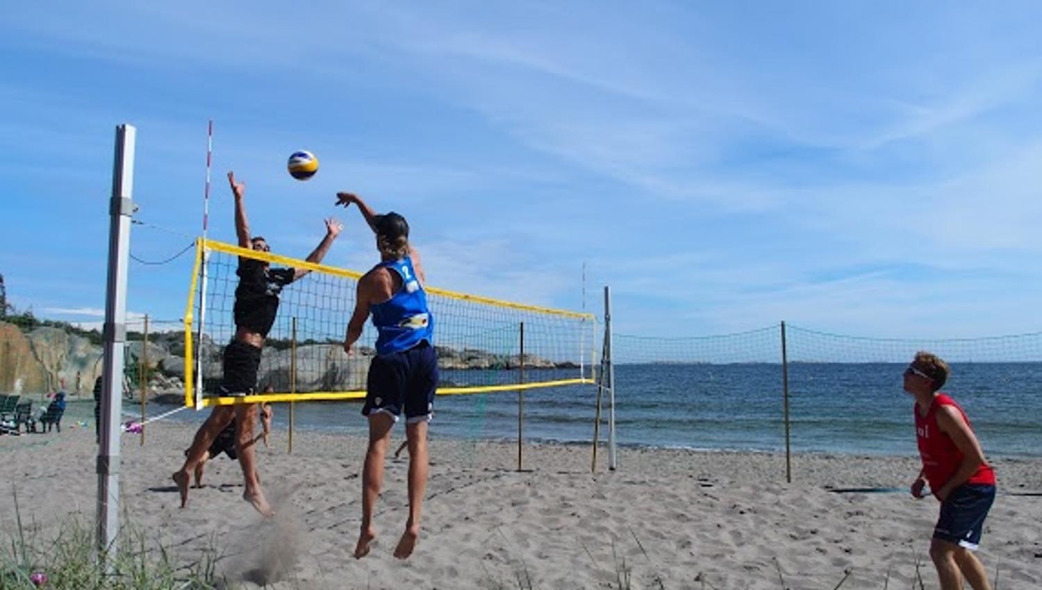 People play volleyball