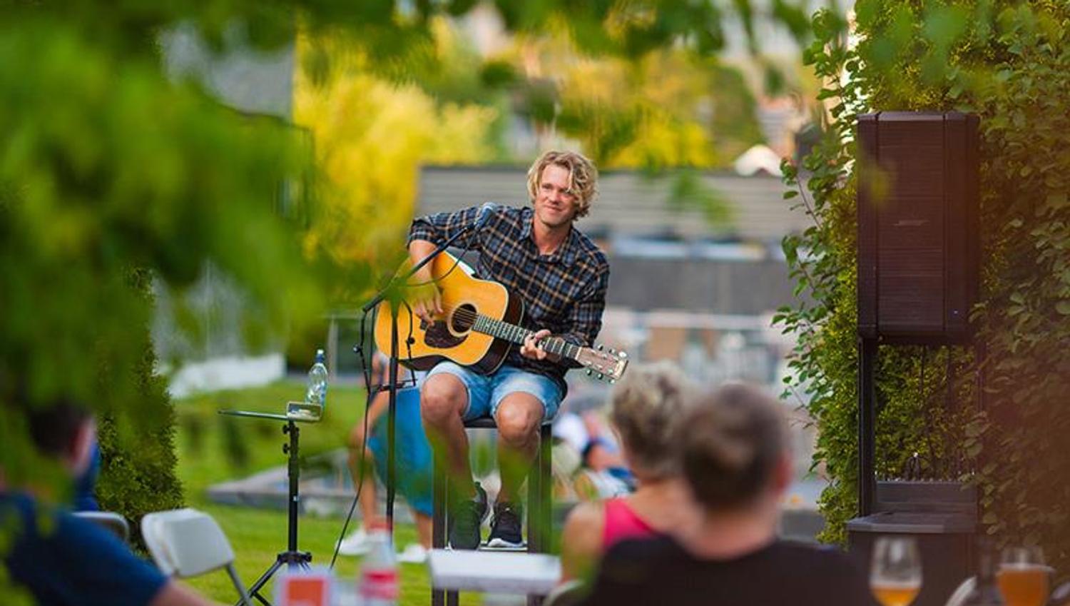 mann som spiller gitaren