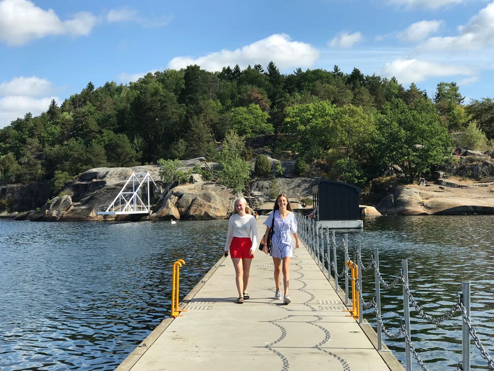 Olavsberget Camping. 2 jenter som går over brua til Kattøya