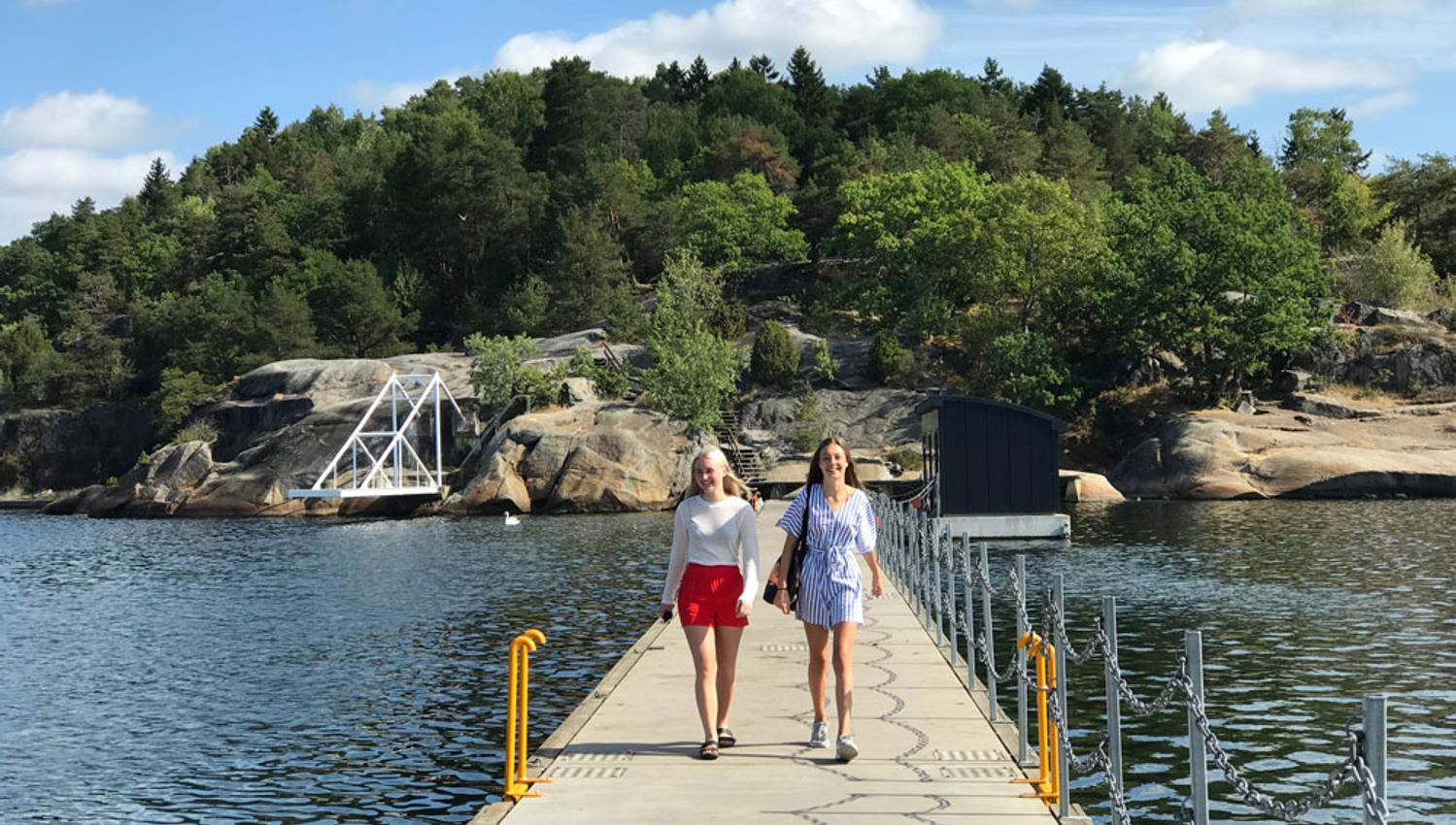 Olavsberget Camping. 2 jenter som går over brua til Kattøya