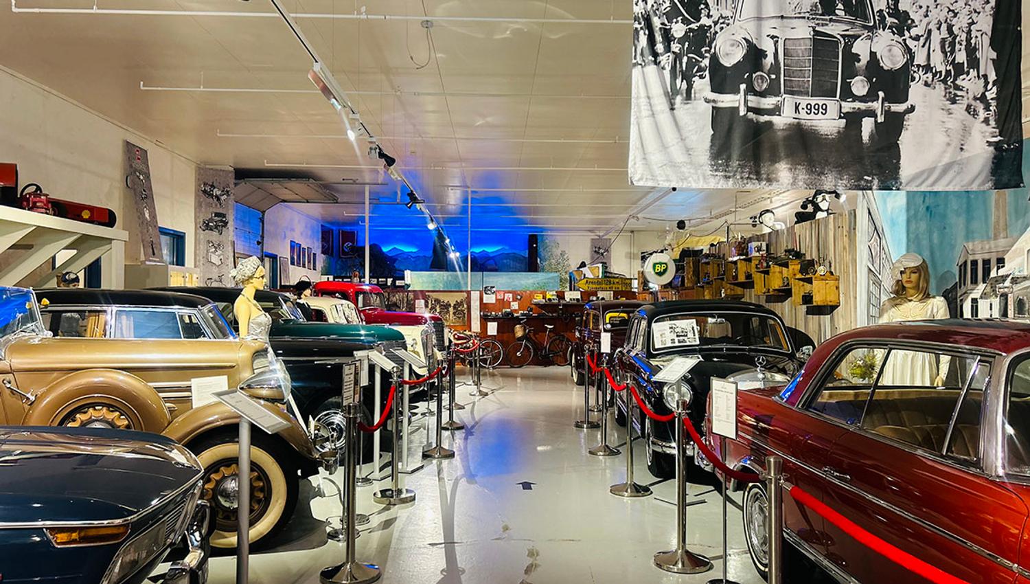 utstilling av biler på Z-Musuem i Nissedal