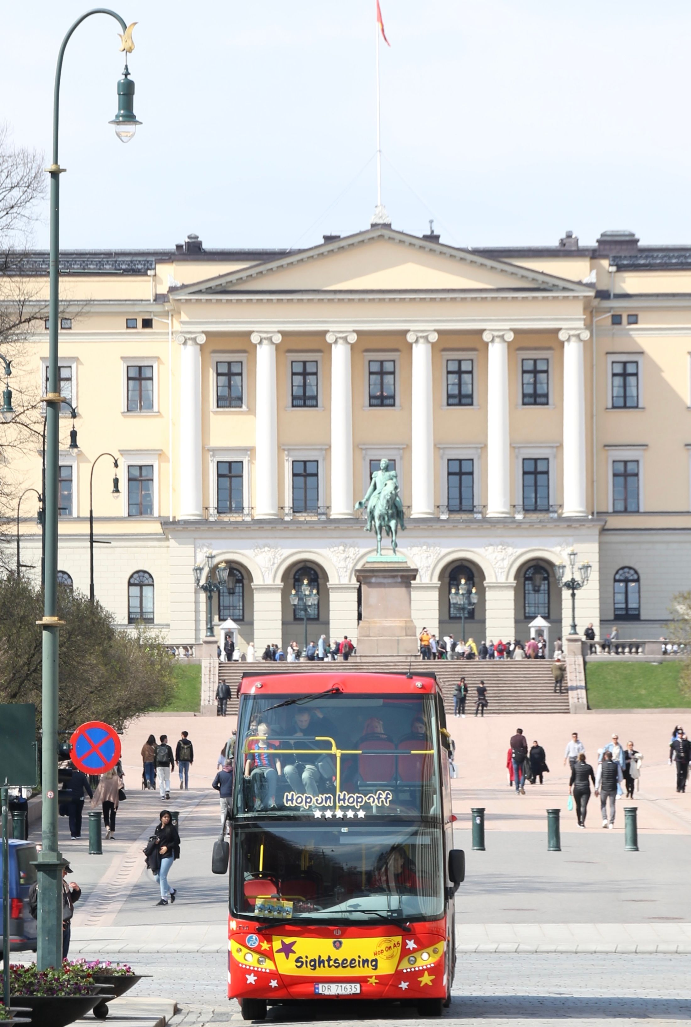 Buss foran slottet