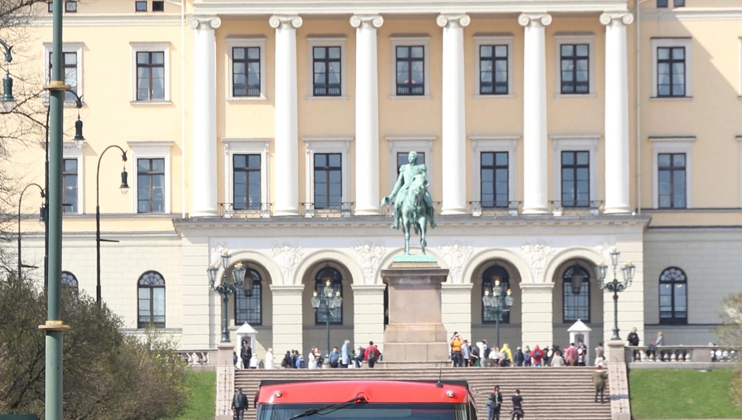 Buss foran slottet