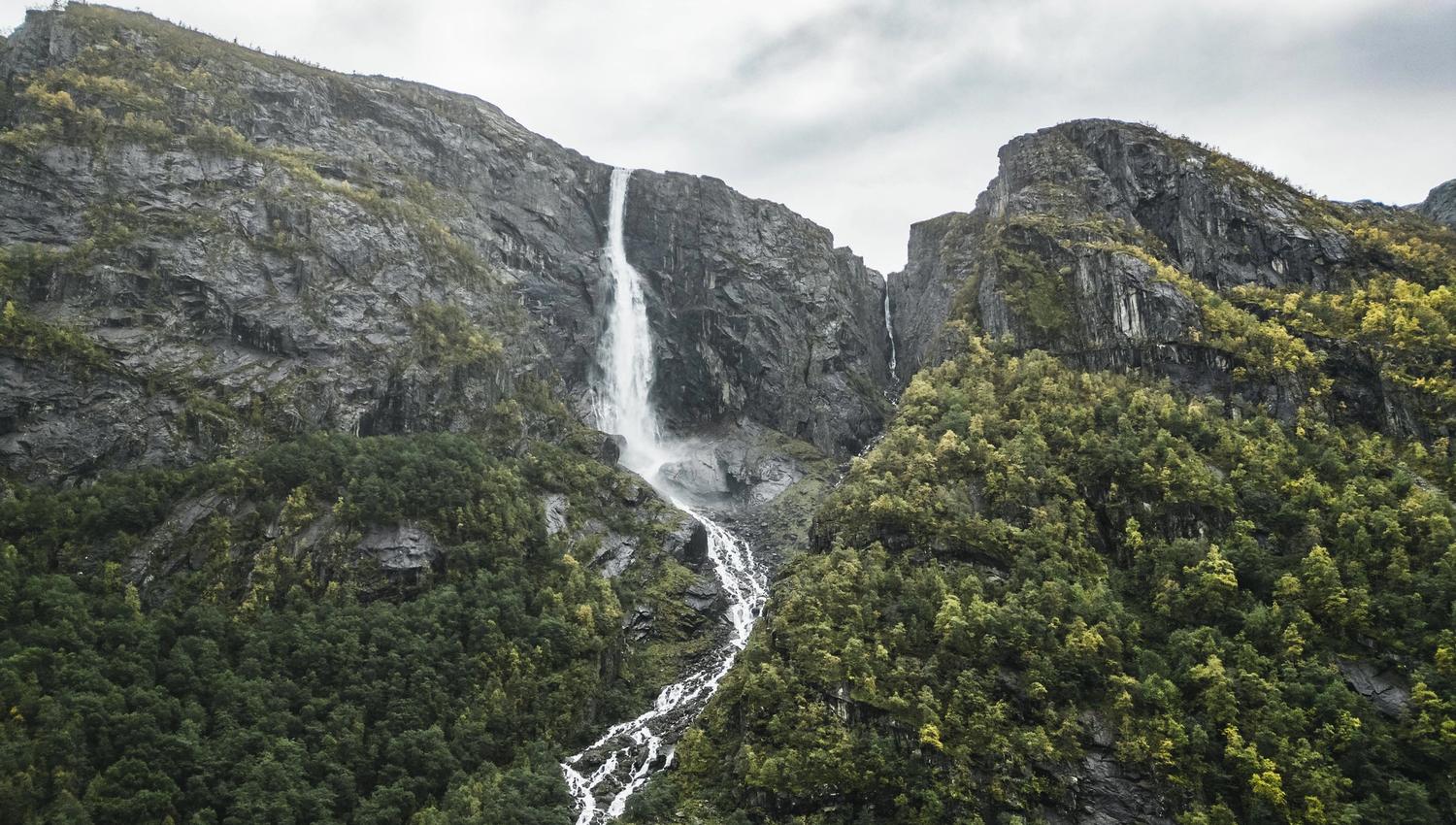 A drone photo of the Skytjefossen waterfall.