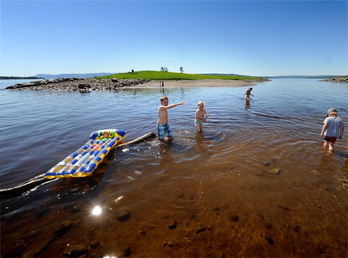 Koigen beach, children playing in the sea