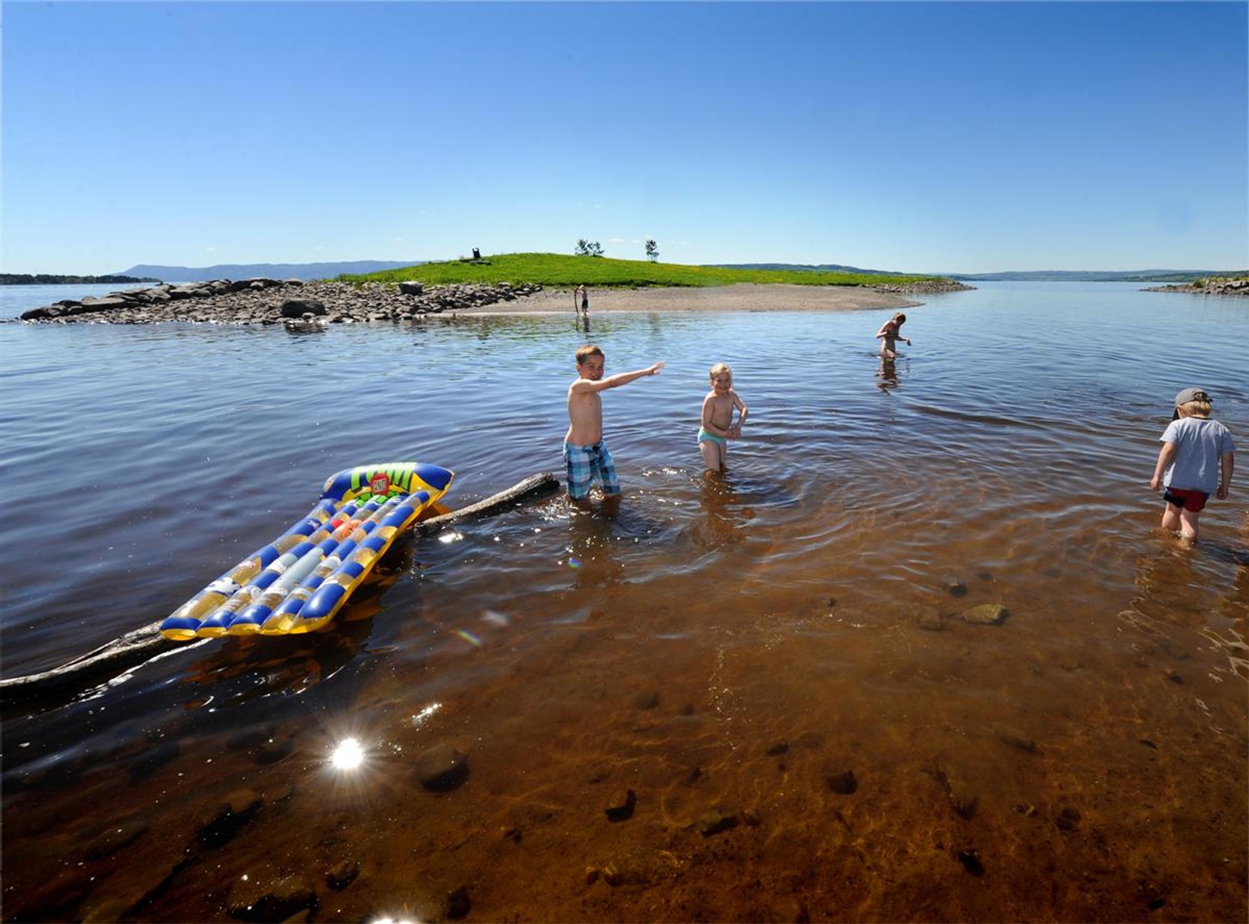 Koigen badestrand, barn leker i vannet