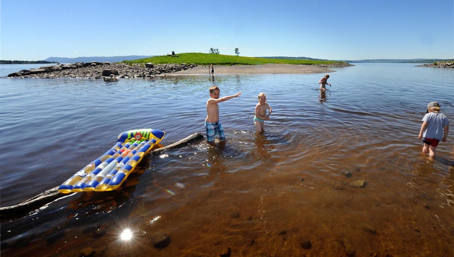 Koigen beach, children playing in the sea