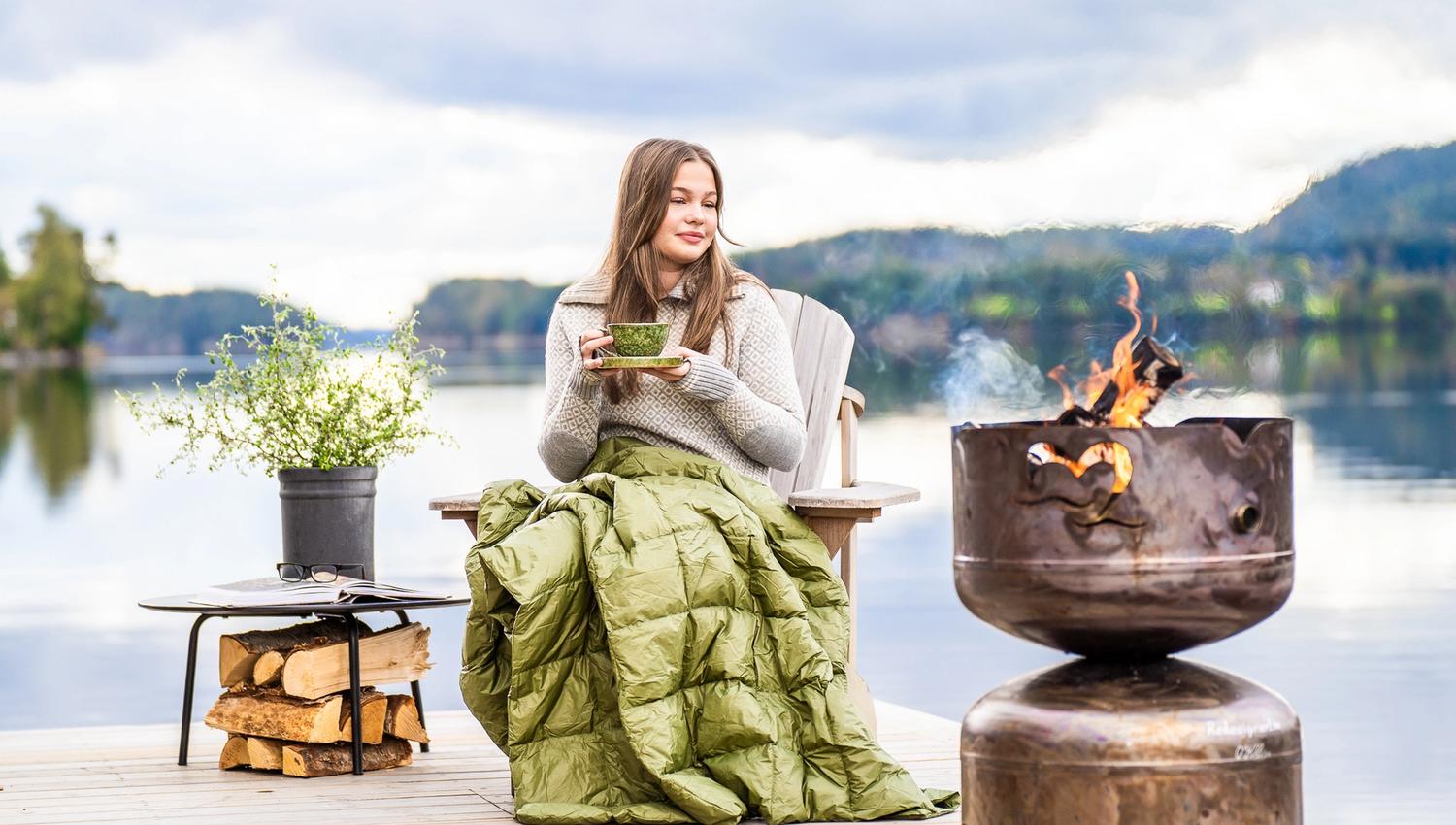Woman drinking coffee outdoores