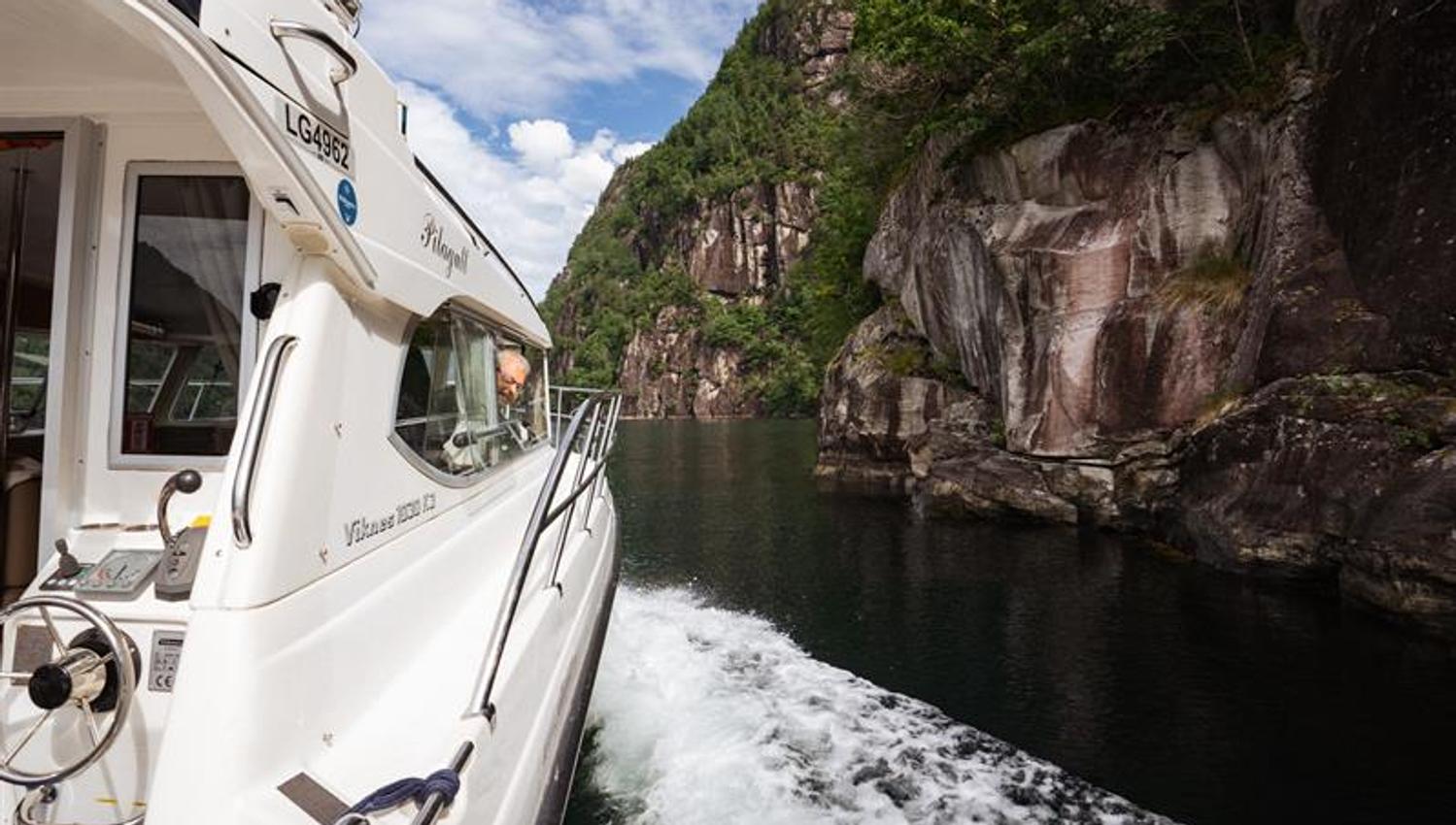 Hardanger Fjordcruise glides through narrow fjord passages in the Hardangerfjord – a unique experience close to nature.