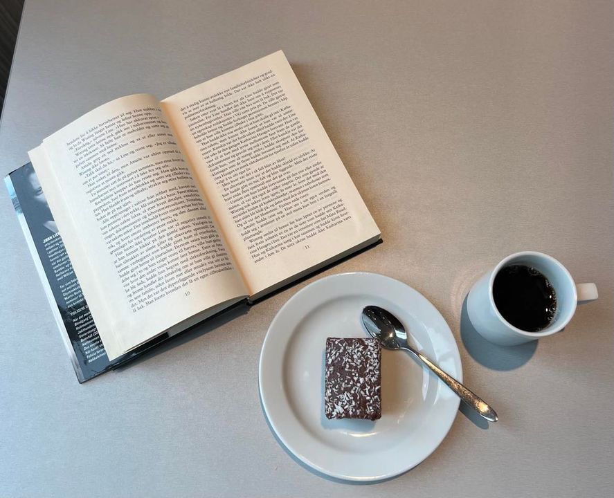 Ta deg en tur ned i restauranten der vi har vårt eget bibliotek. Ta med en bok til rommet eller nyt roen i restauranten