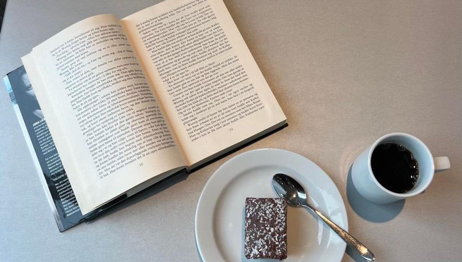Ta deg en tur ned i restauranten der vi har vårt eget bibliotek. Ta med en bok til rommet eller nyt roen i restauranten