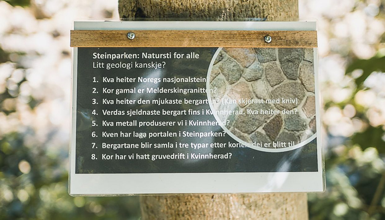 Information sign in Steinparken Rosendal, guiding visitors through a family-friendly geology trail.