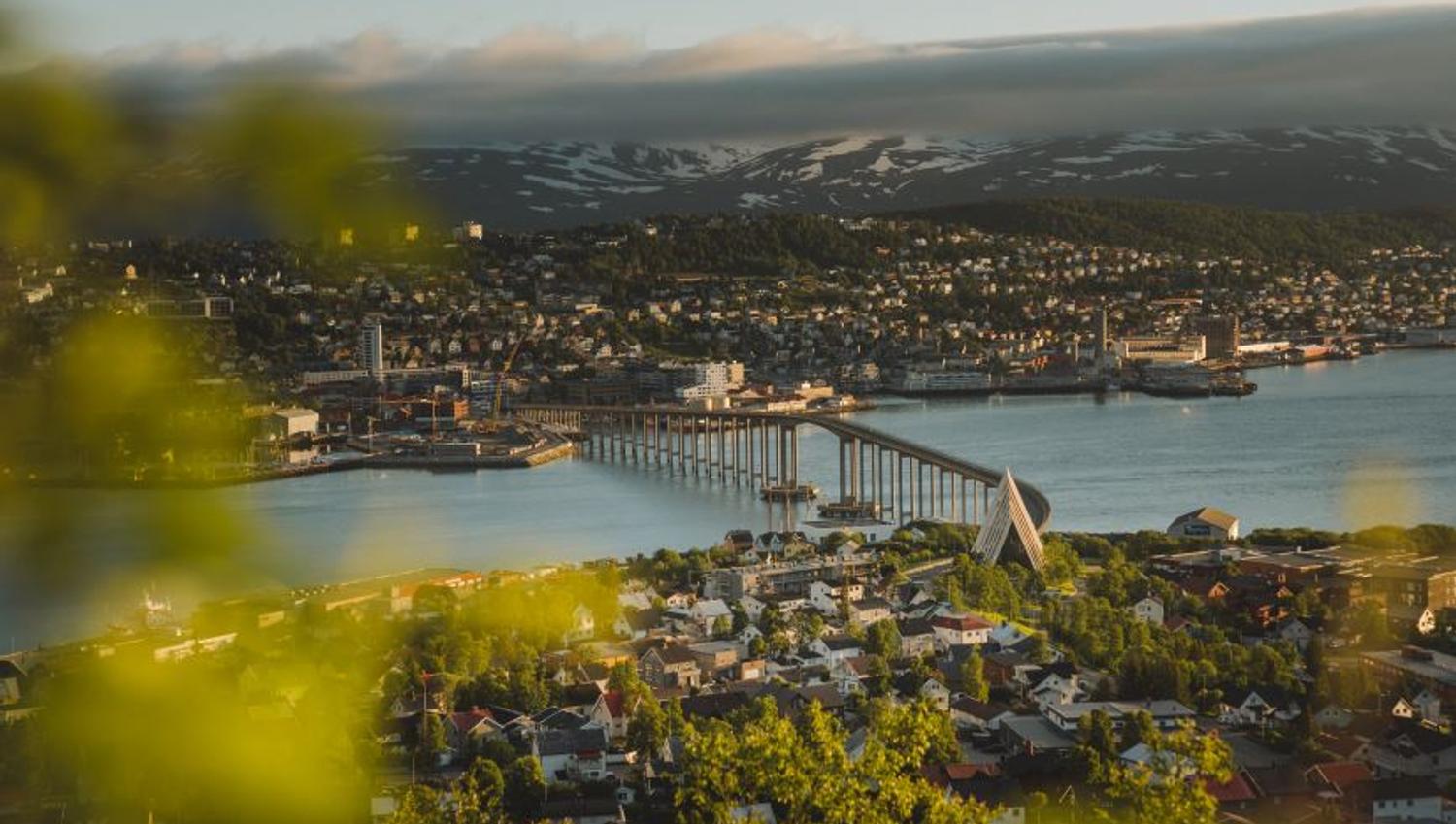 Utsikt over Tromsøbrua og Tromsøysundet fra Sherpatrappa i Tromsø selvfølgelig lol