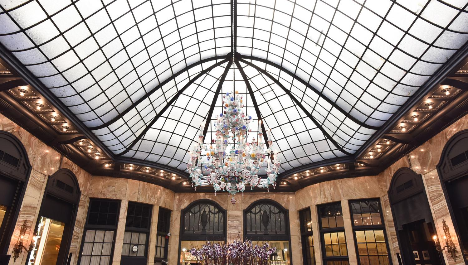 Palmen restaurant glass ceiling and chandelier