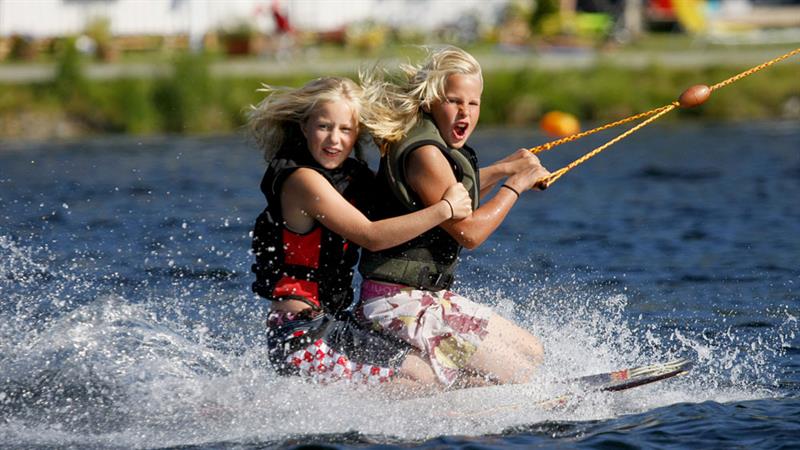 Jenter på kneeboard på Norsjø Kabelpark.