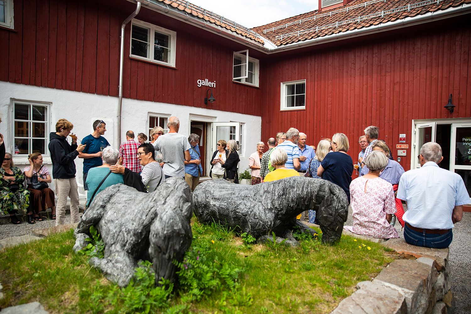 På Glasslåven arrangeres også konserter, kunstnersamtaler og forestillinger. Omvisninger kan bestilles på forhånd.