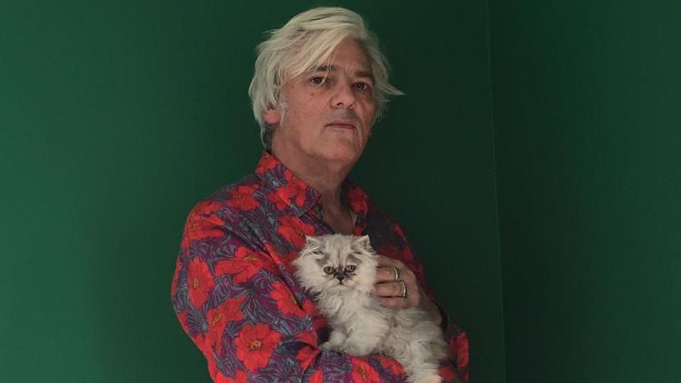 Robyn Hitchcock with a cat in his hands 