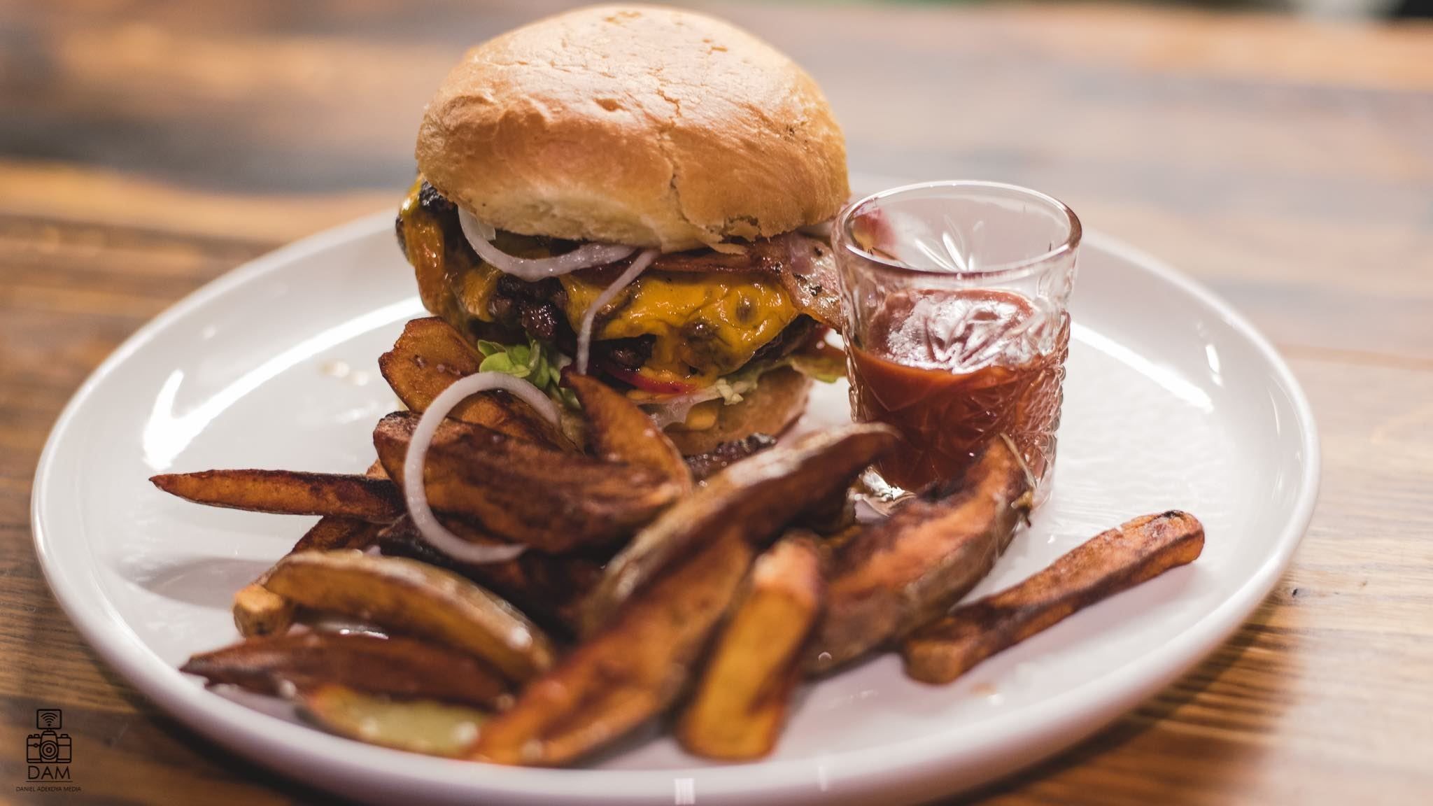 Burger og pommes fries
