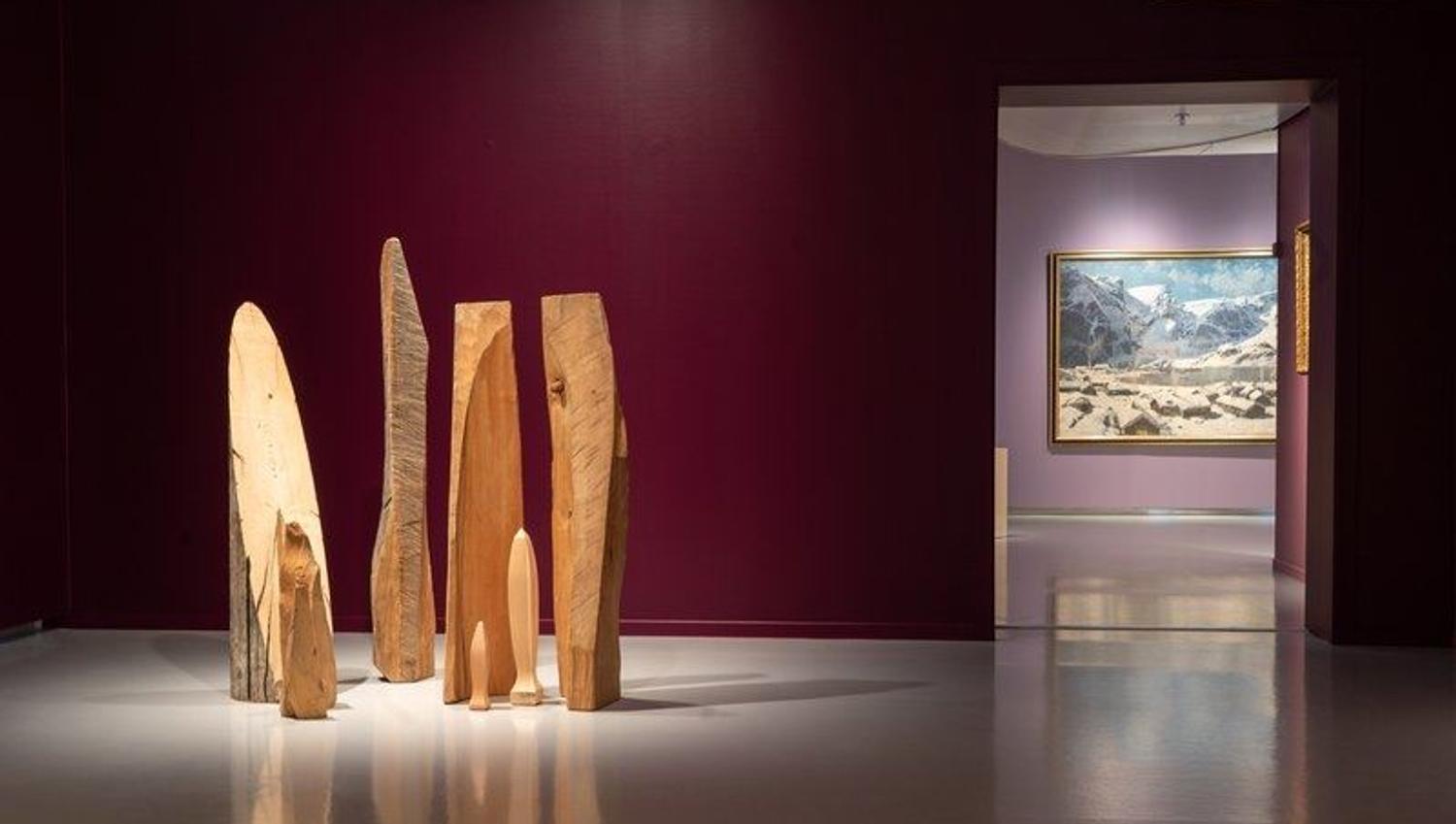 Wooden installation on the floor with a doorway revealing an image
