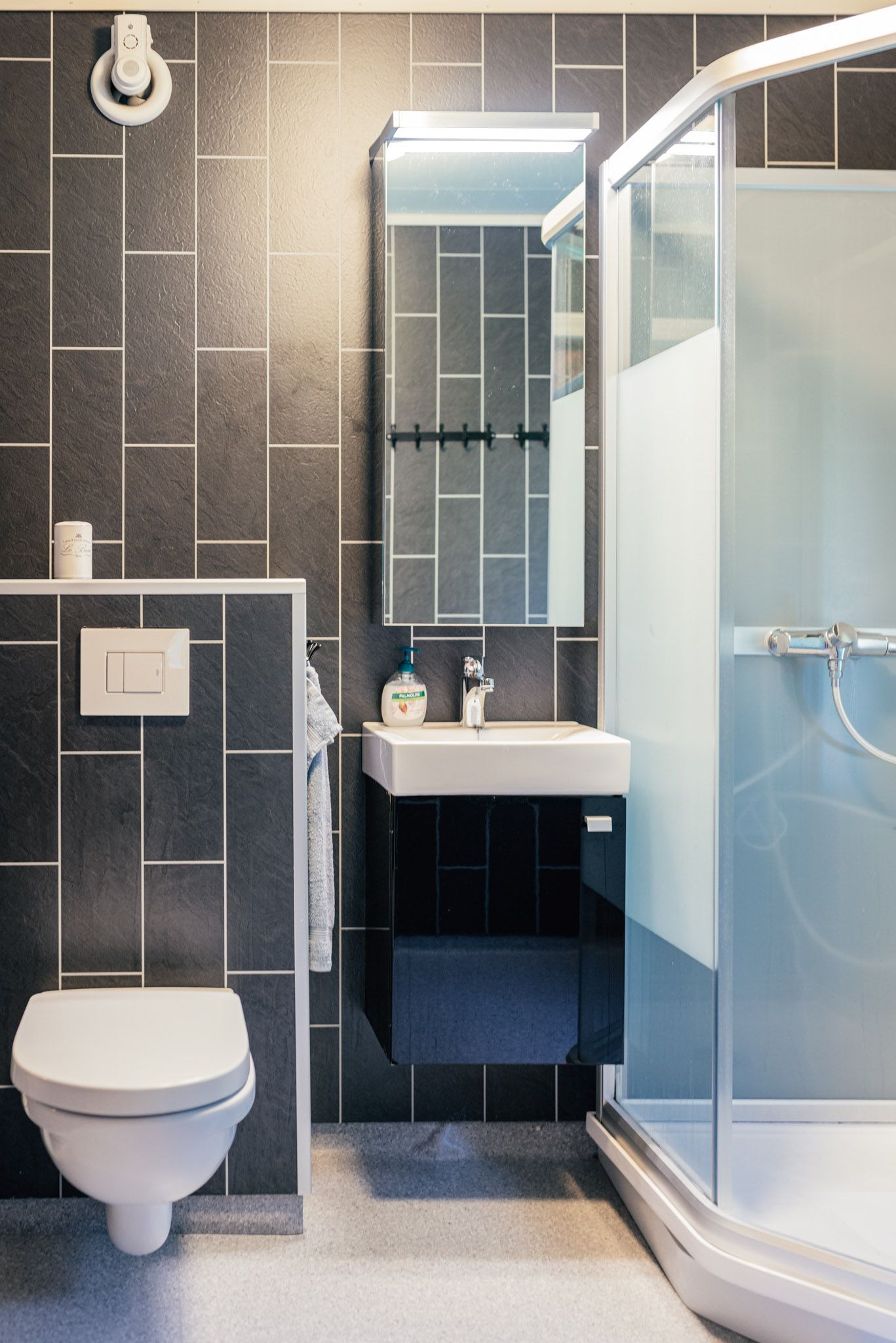 Modern bathroom with shower at Stana Farm – comfort and quality surrounded by Hardanger nature.