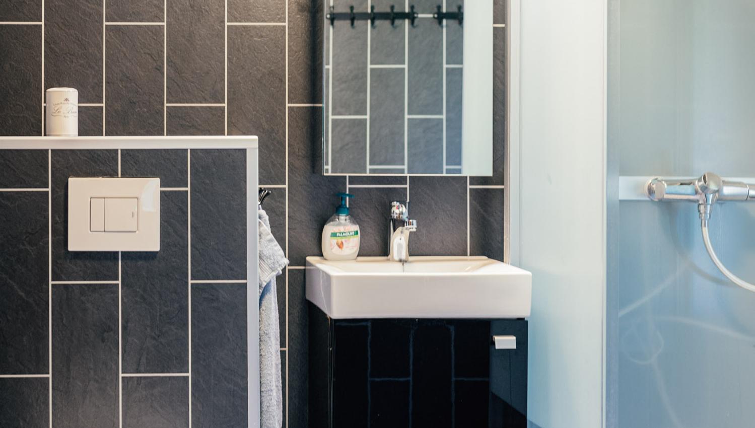 Modern bathroom with shower at Stana Farm – comfort and quality surrounded by Hardanger nature.