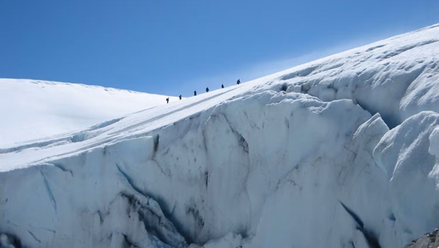 Brevandrarar kryssar isformasjonar på Folgefonna under blå himmel – eit spektakulært eventyr i Hardanger.