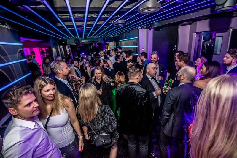 mennesker på dansegulvet