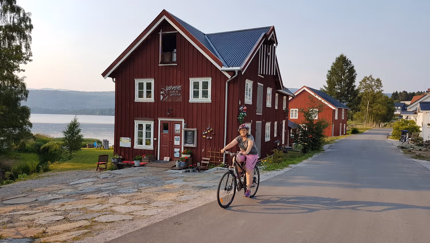 Sykkeltur i Viosen, ved Garveriet Kafe og Gjenbruk. En sesongåpen kafe