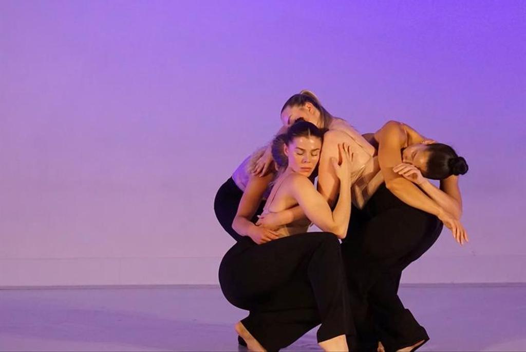 En gruppe dansere tett omslynget. Fema av Eckbo/Weibell