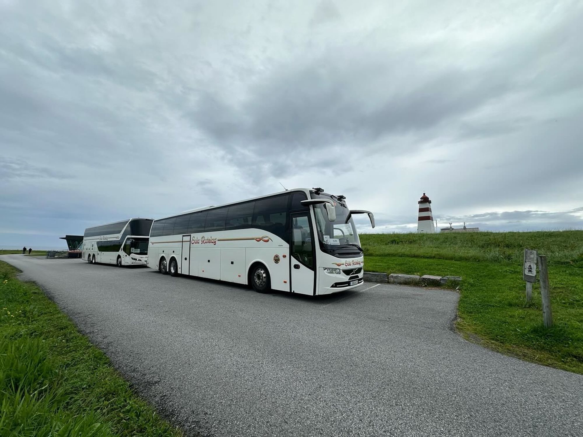 Sula Rutelag med buss på Alnes.