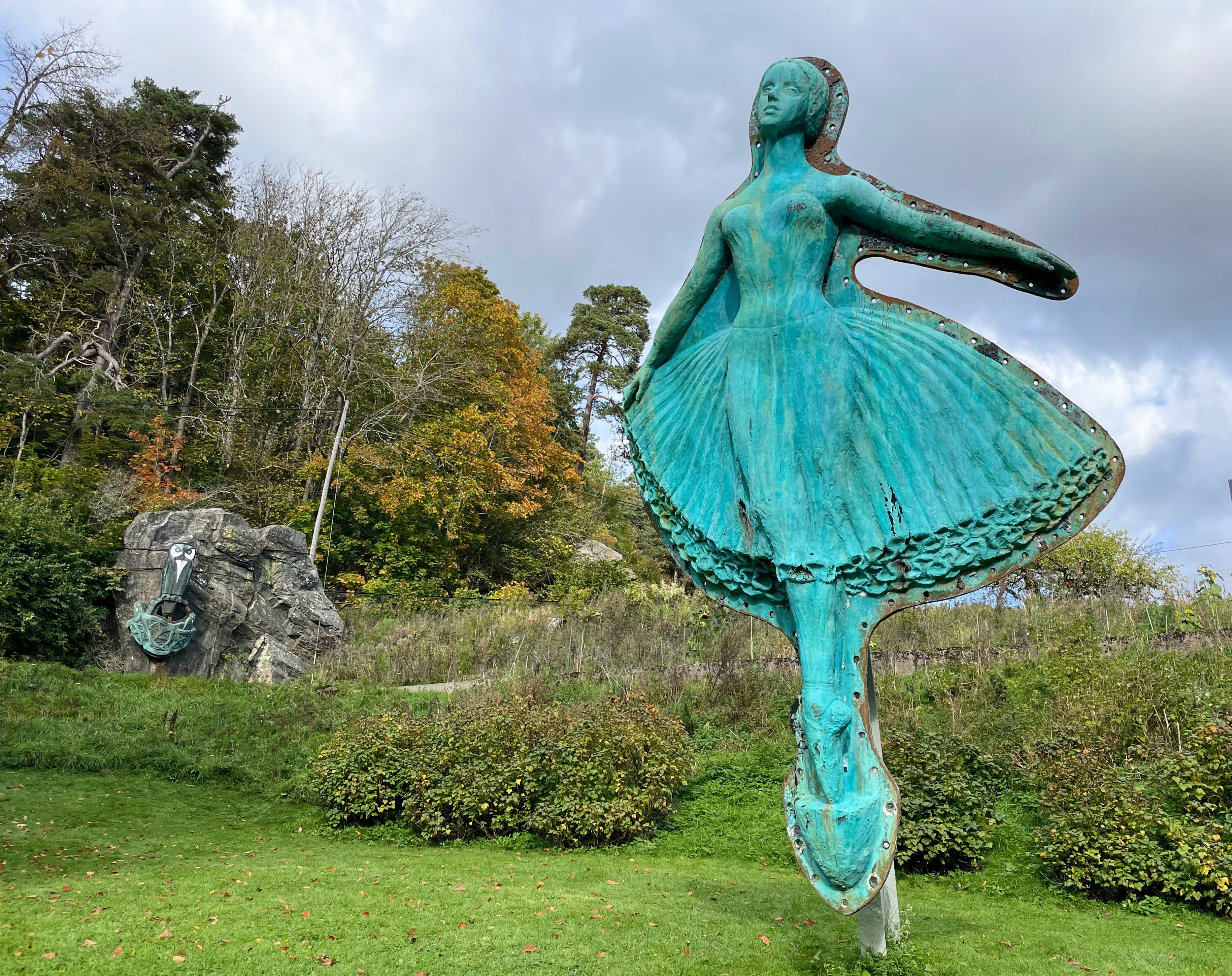 Gallion statue of a ballet dancer