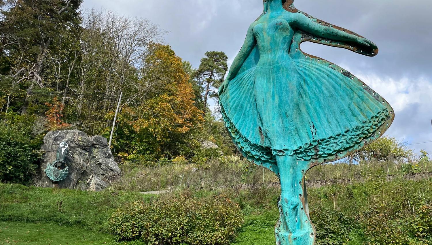 Gallion statue of a ballet dancer