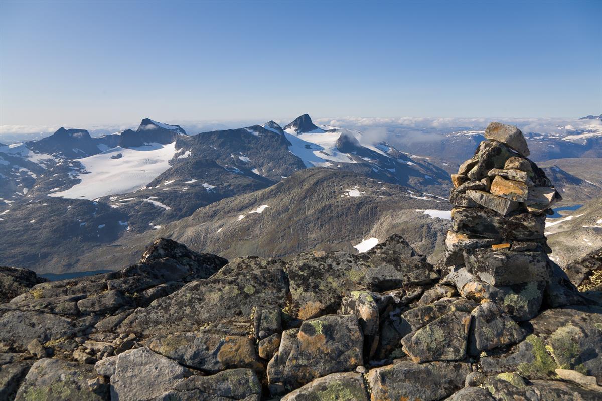 Uranostinden (2048 moh),  Falketind (2067 moh), Stølsnostinden (2174 moh)