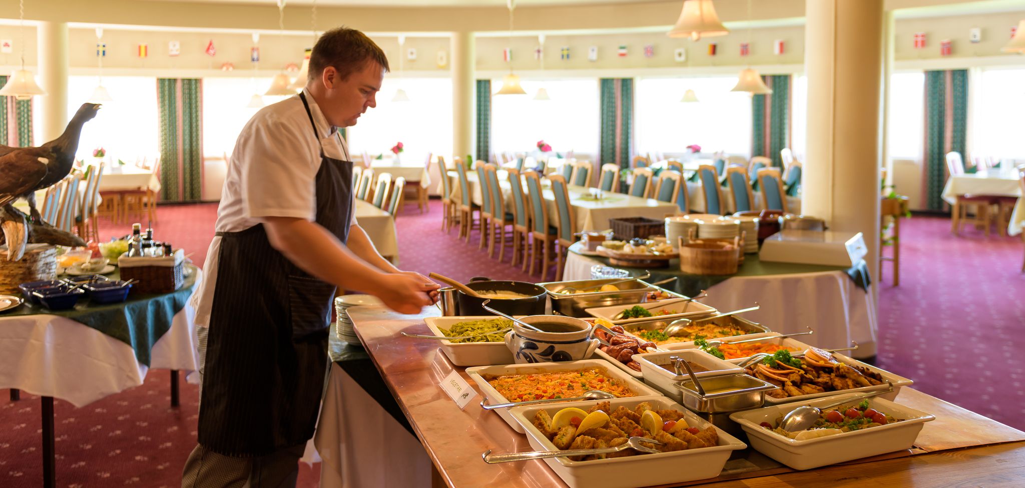 Klargjør for middagsbuffet på Dalseter Høyfjellshotell