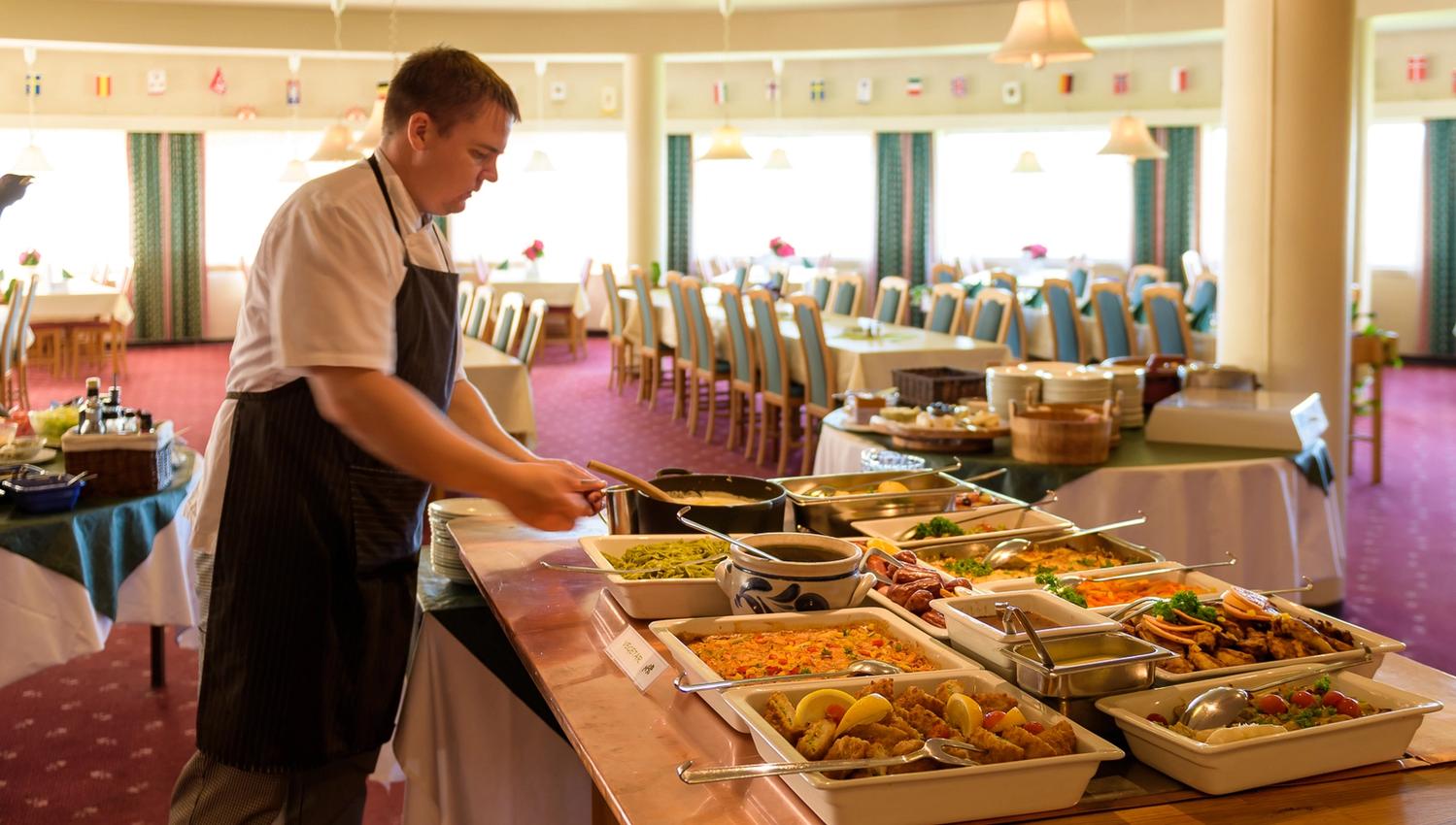 Klargjør for middagsbuffet på Dalseter Høyfjellshotell