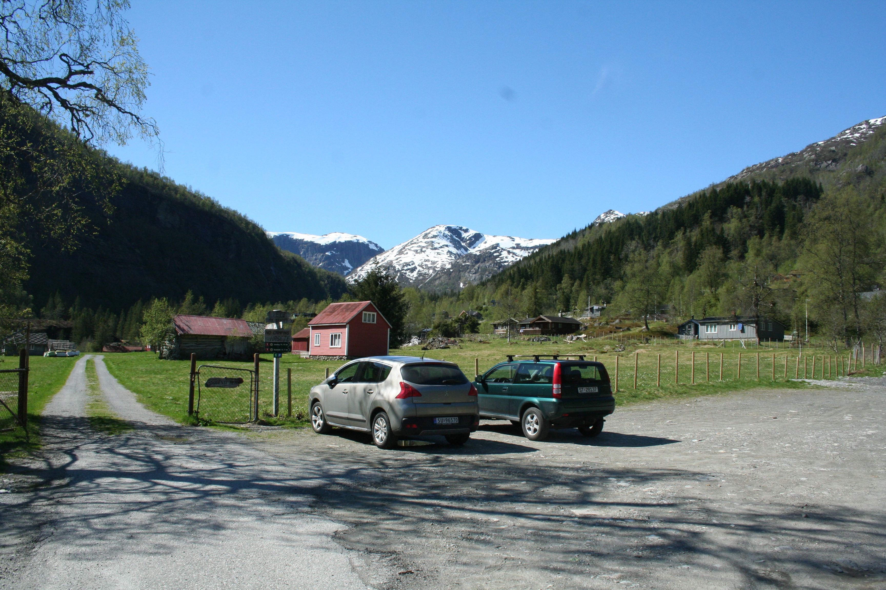 Parking area in Fitjadalen – starting point for the hike around Lake Fitjadalsvatnet with views of snow-capped mountains.