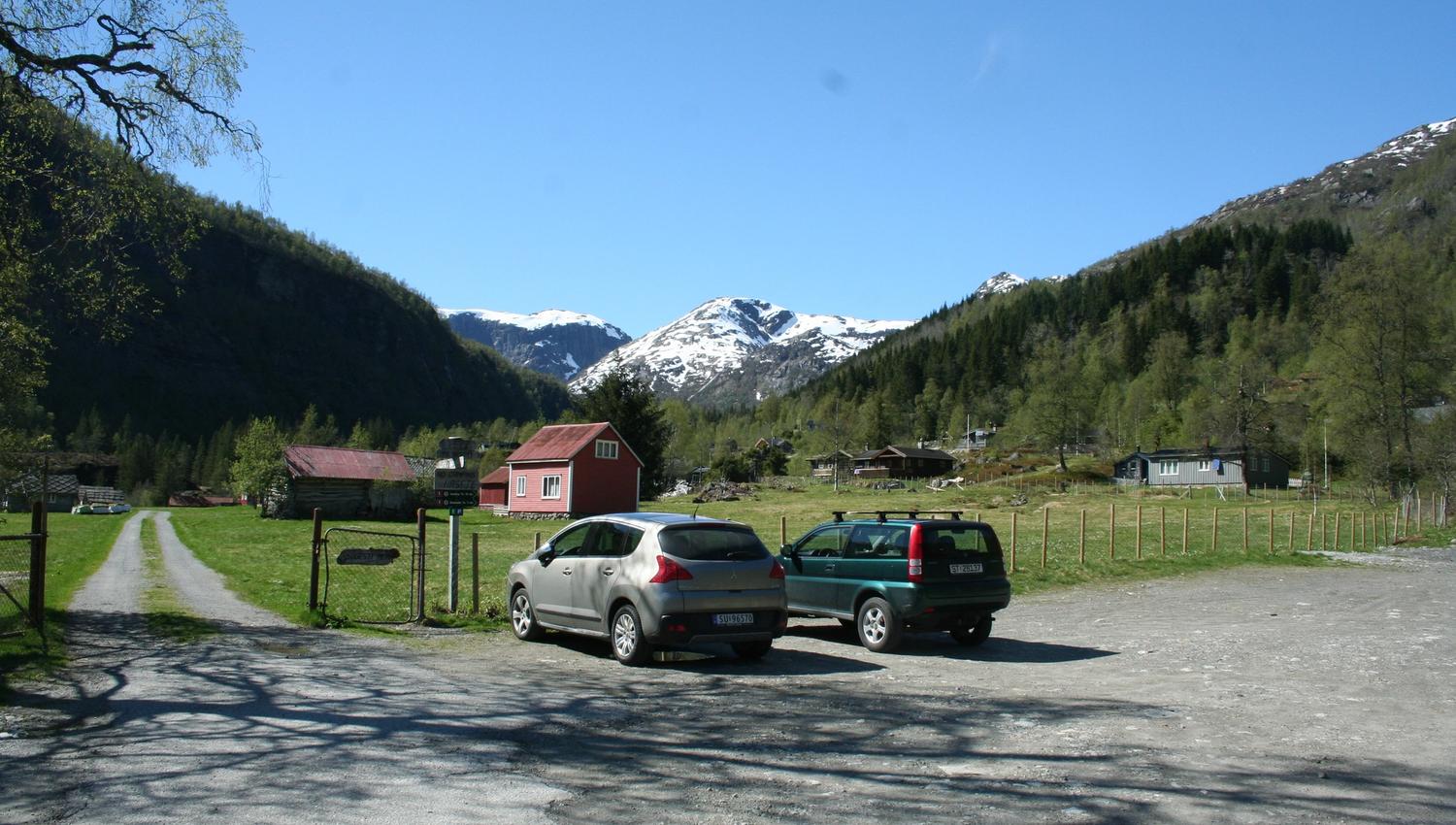 Parking area in Fitjadalen – starting point for the hike around Lake Fitjadalsvatnet with views of snow-capped mountains.